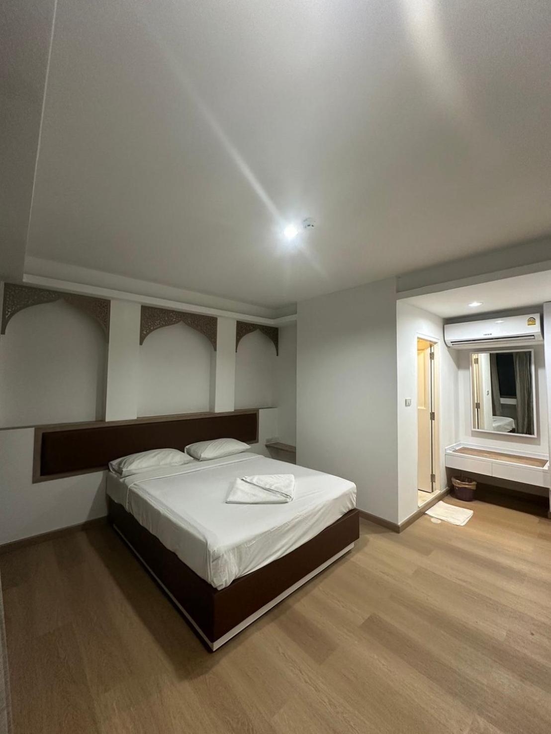 Royal Garden Home Hotel Бангкок Экстерьер фото