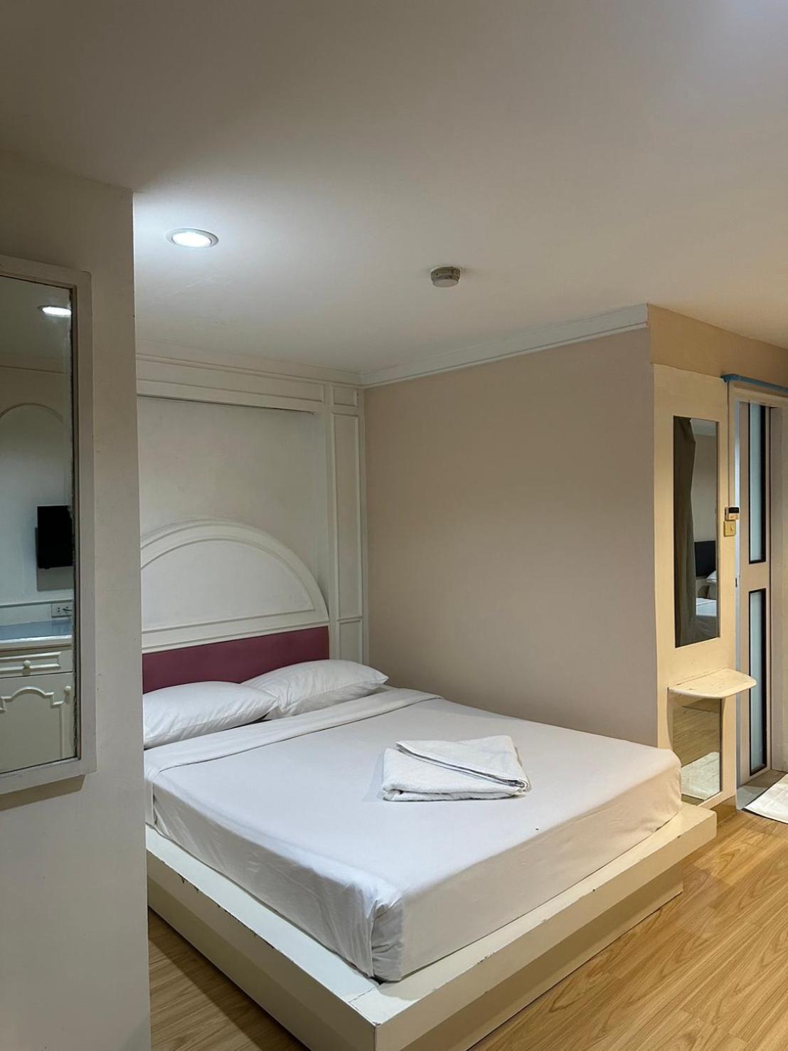 Royal Garden Home Hotel Бангкок Экстерьер фото