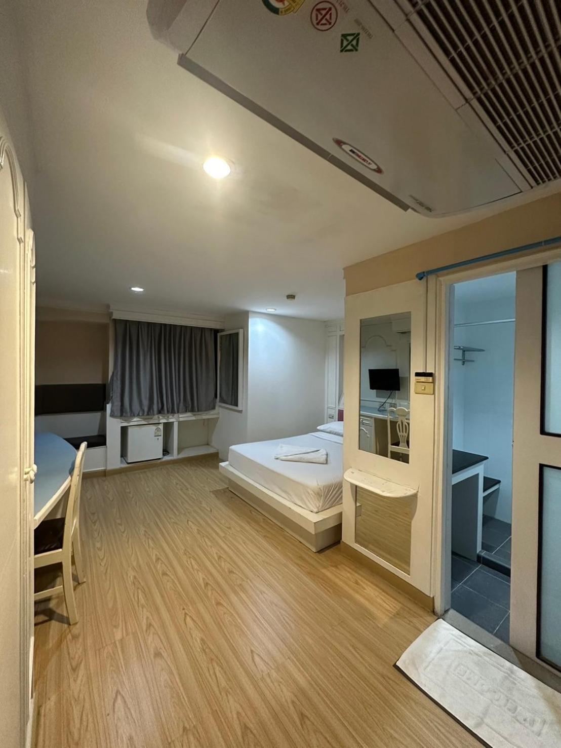 Royal Garden Home Hotel Бангкок Экстерьер фото